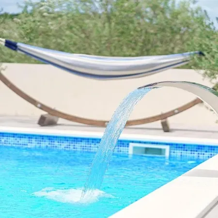 Ivy - With Outdoor Swimming Pool *